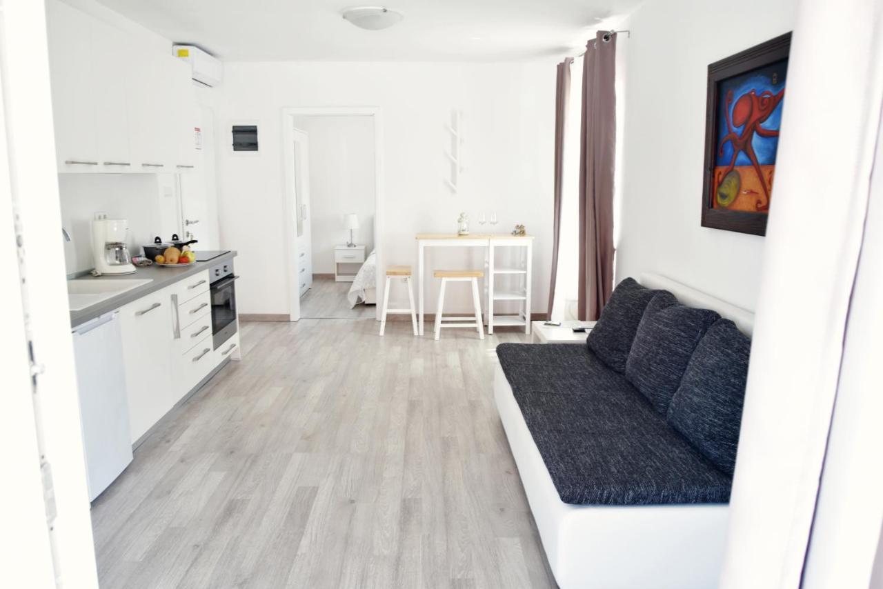 Rab Apartments Aurora Rab Town Buitenkant foto