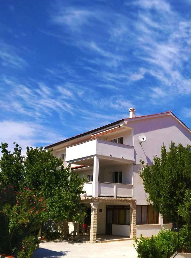 Rab Apartments Aurora Rab Town Buitenkant foto
